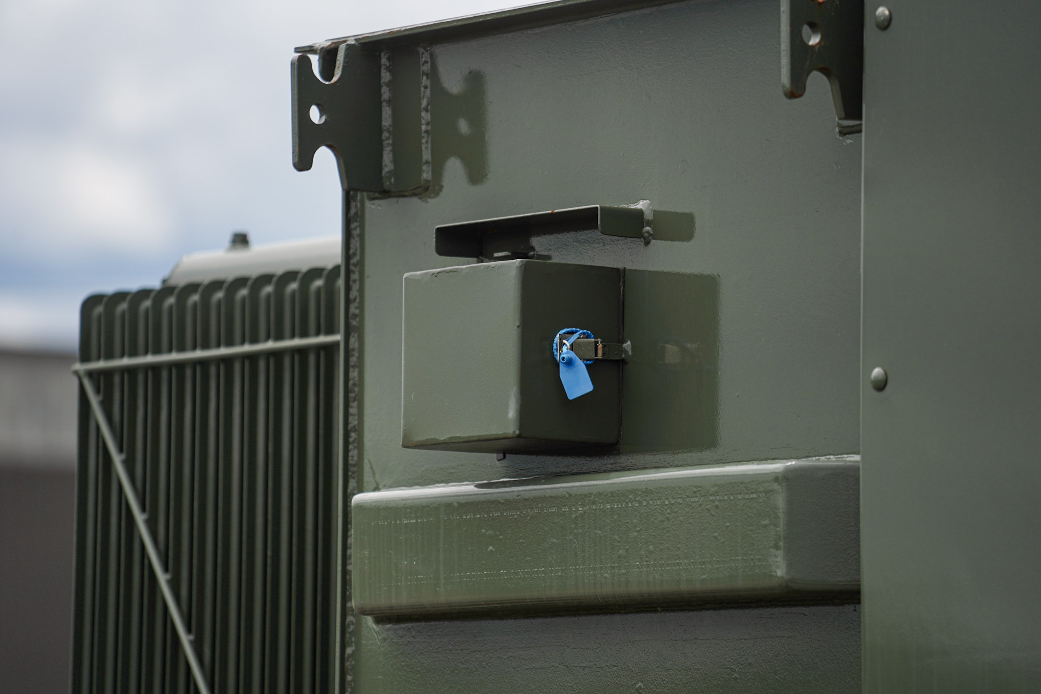 External tap changer with de-energize warning plate
